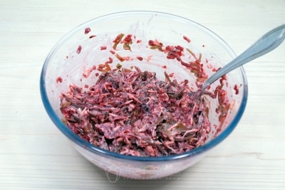 Перемешать и посолить по вкусу.