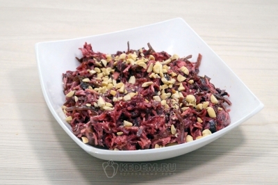 Выложить салат в салатник и добавить сверху нарубленного обжаренного арахиса.