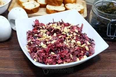 Салат со свеклой и морской капустой готов. Можно подавать к столу.