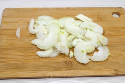 Луковицу нашинковать полукольцами.