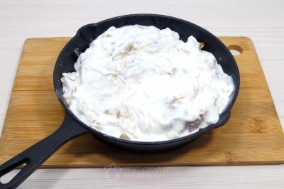 Сверху покрыть сметной с луком.