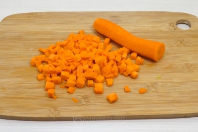 Морковь нарезать мелкими кубиками.