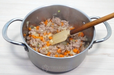 Добавить 200 грамм мясного фарша и морковь. Готовить помешивая 3-4 минуты.