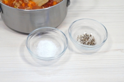 Добавить 1/2 чайной ложки соли, черный молотый перец по вкусу.