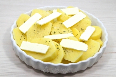 Добавить кусочками 50 грамм сливочного масла.