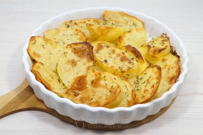 Вынуть картофель из духовки и немного остудить.