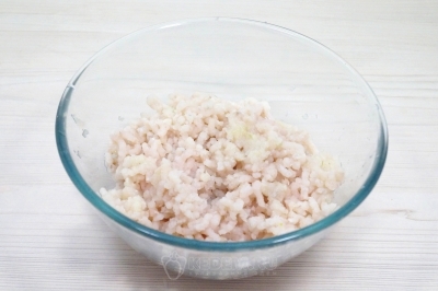 Перекрутить на мясорубке рыбное филе и луковицу.