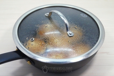 Накрыть крышкой и готовить на медленном огне еще 3-4 минуты.