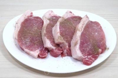 Мясо посолить и поперчить.