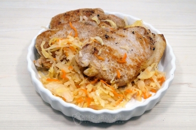 В форму для запекания выложить мясо чередуя с квашенной капустой.