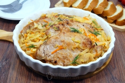 Мясо с квашенной капустой в духовке готово. Можно подавать к столу.