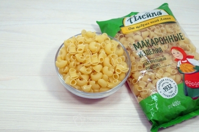 В небольшую миску отмерить 150 грамм макарон.