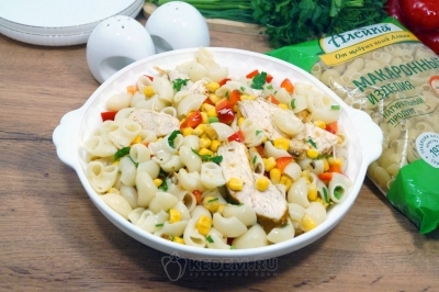 Салат с макаронами и курицей «Акапулько» готов. Выложить в салатницу и подавать к столу. Макароны «Алейка» — это универсальный продукт для любых кулинарных идей: от быстрого гарнира до изысканной пасты с соусом, от наваристого супа до сытной запеканки. Они производятся из муки высшего сорта, что позволяет сочетать отличное качество с доступной ценой. Благодаря бережной сушке, макароны сохраняют форму при варке и не слипаются.