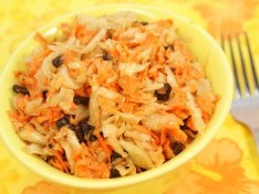 Салат морковный с квашеной капустой и черносливом