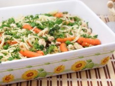 Спагетти с курицей и овощами тушеные на сковороде