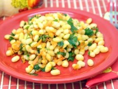 Белая фасоль с овощами на сковороде