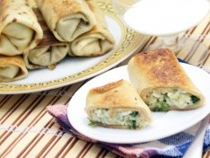 Блины на кефире, фаршированные яйцом, рисом и луком