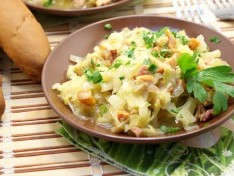 Тушеная капуста с копченной курицей