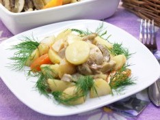 Тушеная курица с картофелем и грибами