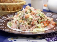 Салат с пекинской капустой и колбасой