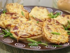 Тосты с томатным соусом и сыром