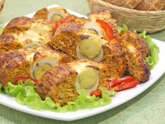 Рулет из курицы с овощами и яйцами