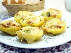 Фаршированный картофель с колбасой и сыром