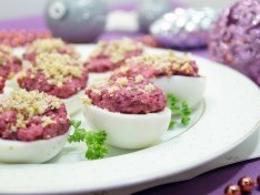 Яйца, фаршированные свеклой и орехами