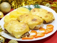 Свинина с ананасами и сыром