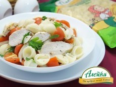 Тёплый салат с макаронами и курицей по-провански