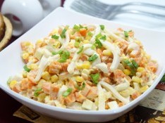 Салат из кальмаров с кукурузой