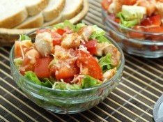 Салат с курицей, помидорами и сыром