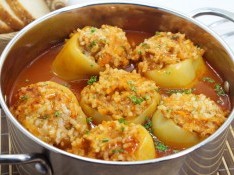 Фаршированные перцы мясом и рисом в кастрюле