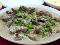 Куриная печень тушенная в сметане