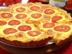 Открытый пирог с помидорами и сыром