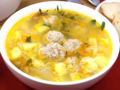 Суп с фрикадельками, вермишелью и картофелем