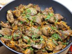 Куриная печень с луком и морковью на сковороде