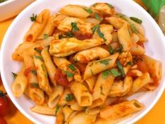 Макароны с курицей в томатном соусе