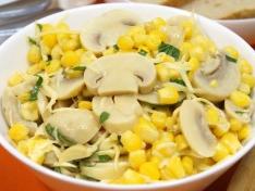 Салат с маринованными шампиньонами, кукурузой и сыром