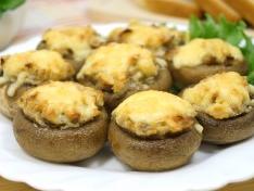 Шампиньоны в духовке с сыром и луком