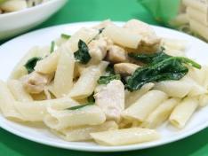 Макароны с курицей и шпинатом
