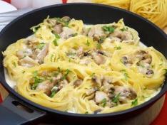 Гнезда с курицей и грибами на сковороде