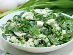 Салат с черемшой, яйцом и огурцом