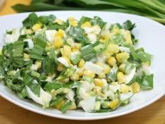 Салат с черемшой, яйцом и кукурузой