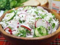 Летний салат с рисом, редисом и зеленью