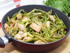 Мясо с чесночными стрелками