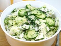 Летний салат с малосольными огурцами и капустой
