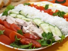 Салат кобб с курицей, рисом и овощами