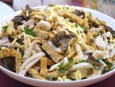 Салат с овсяными блинчиками, кальмарами и жареными шампиньонами