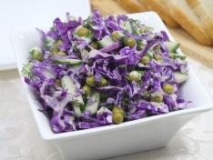 Салат с краснокочанной капустой и консервированным зеленым горошком